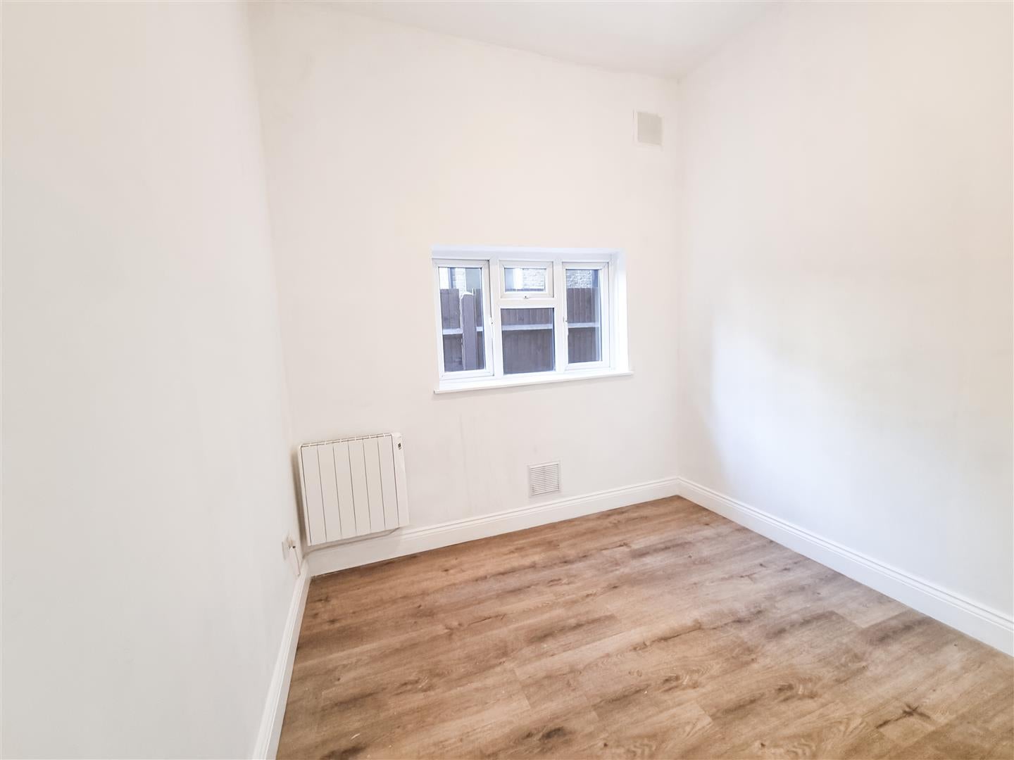 Flat Oakfield Road in Greater London
