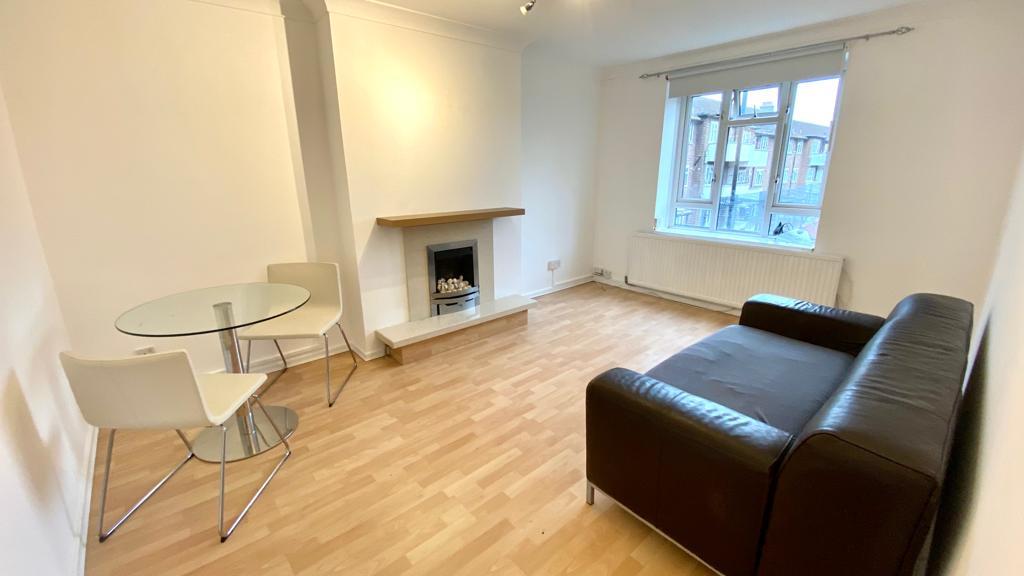 Flat Whiting Avenue in Greater London