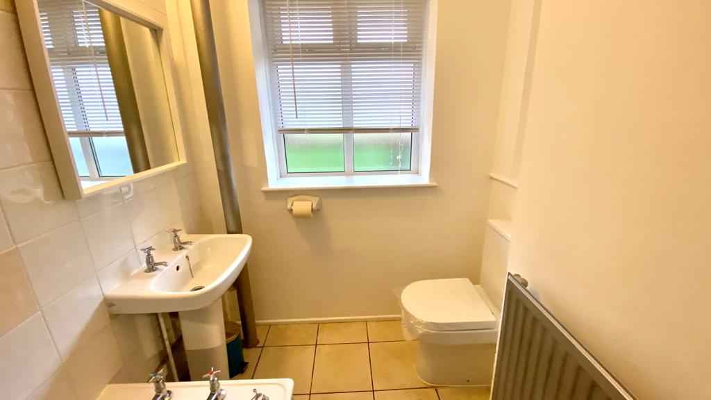 Flat Whiting Avenue in Greater London