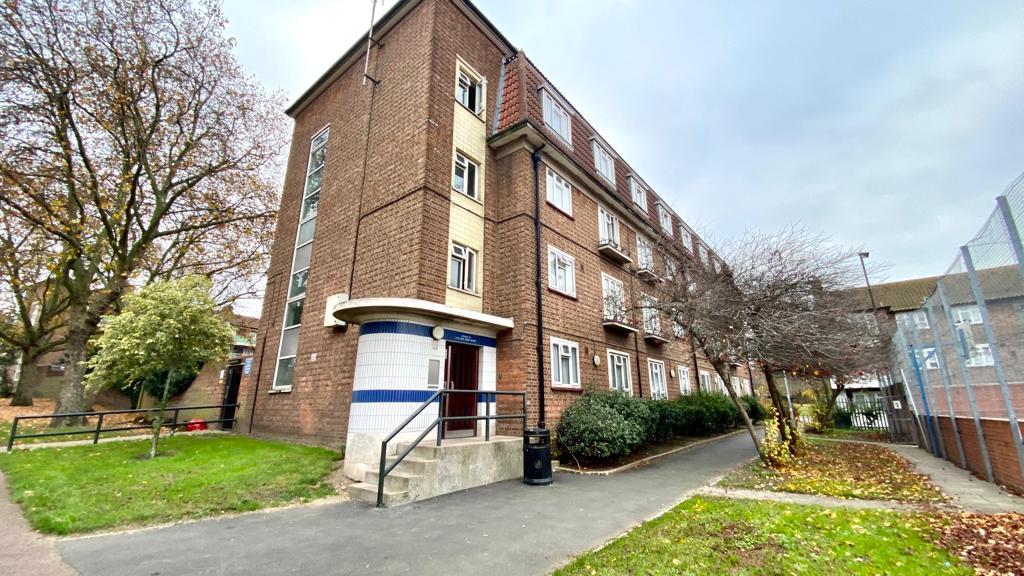 Flat Whiting Avenue in Greater London