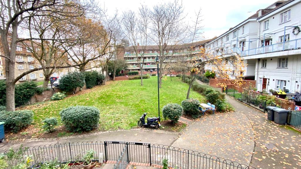 Flat Whiting Avenue in Greater London