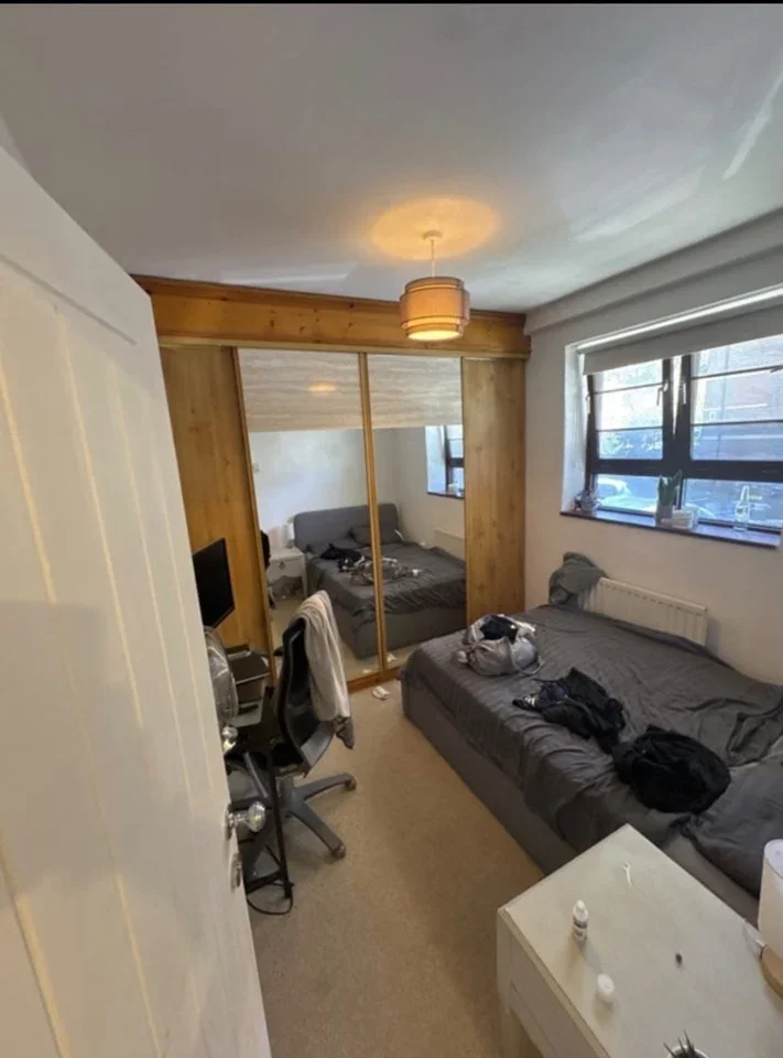 Flat Poynders Gardens in Greater London