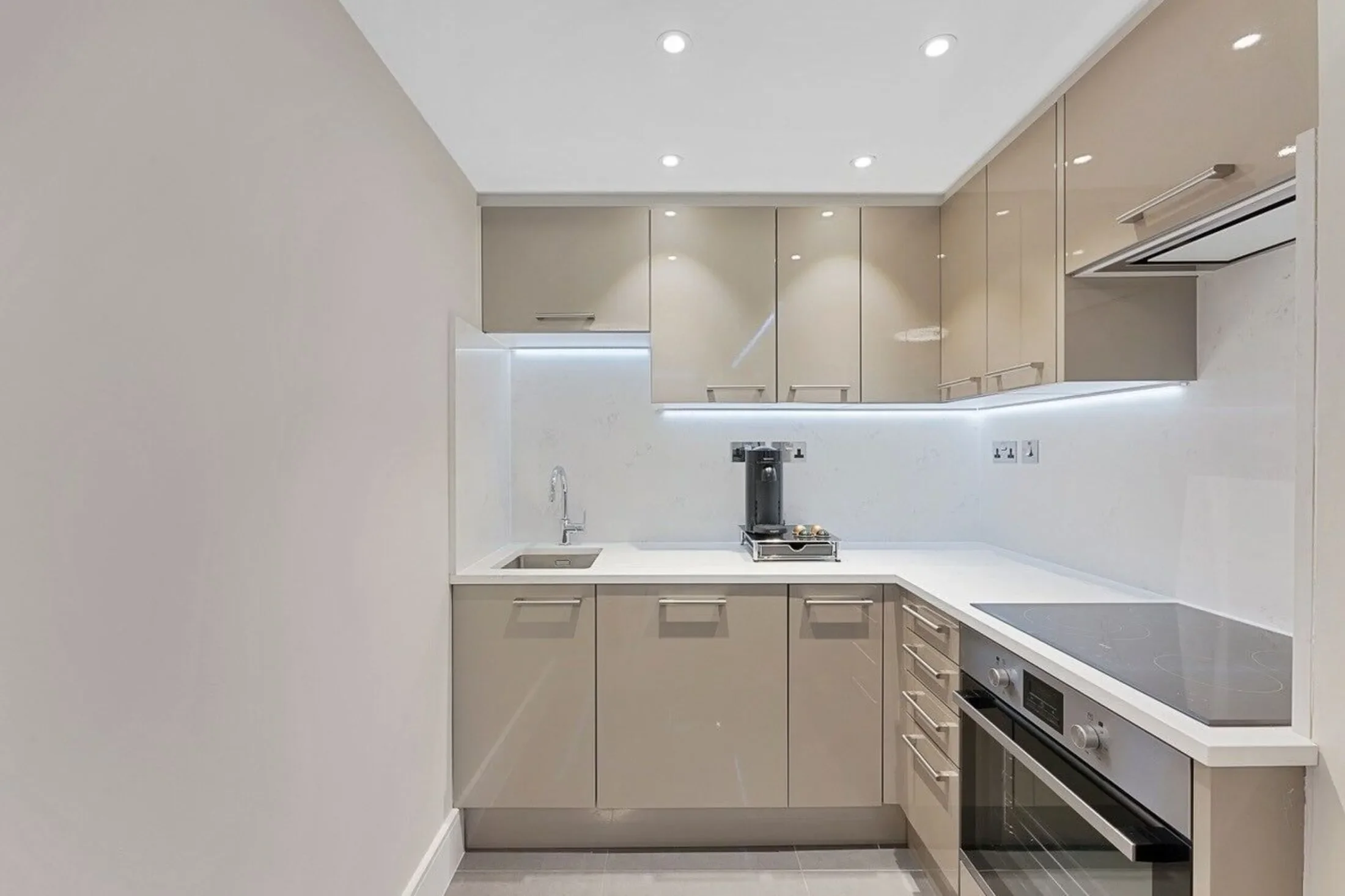 Flat Lancaster Road in Greater London