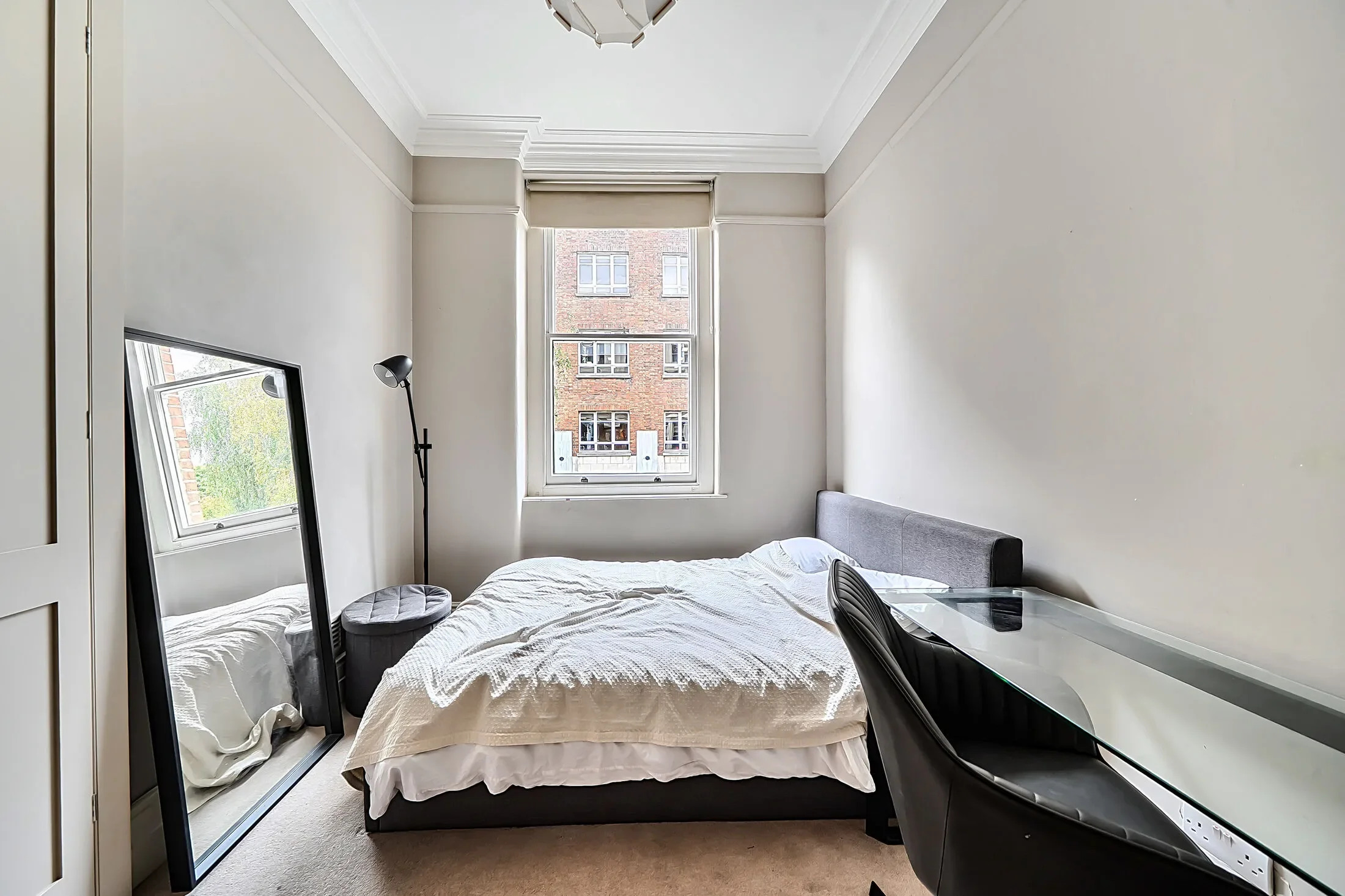 Flat Vauxhall Bridge Road in City of Westminster