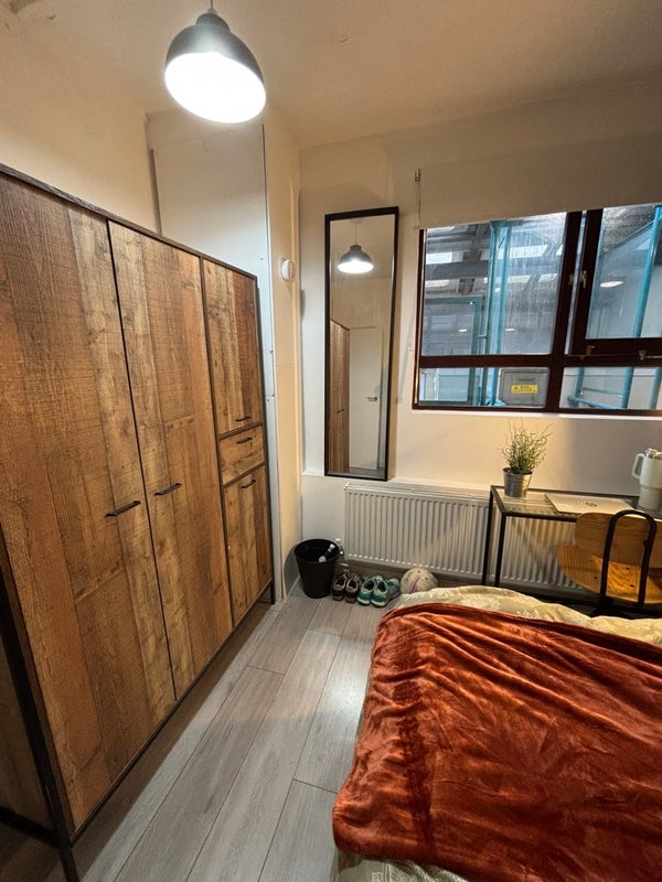 Room Harrison Street in Greater London