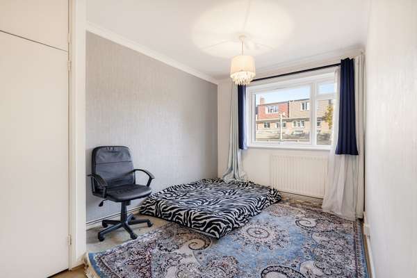 Flat Pentland Gardens in Greater London