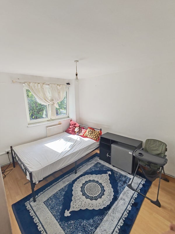 Room Deeley Road in Greater London