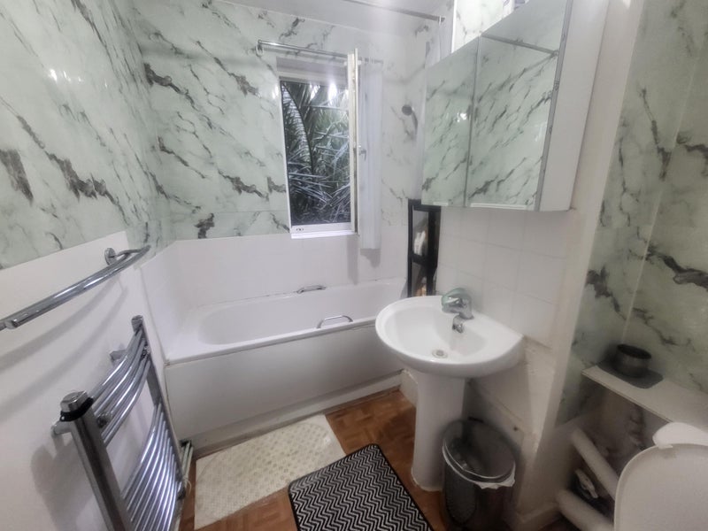Room Deeley Road in Greater London