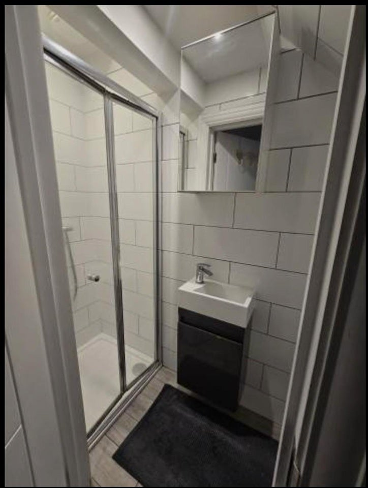 Room Walrond Avenue in Greater London