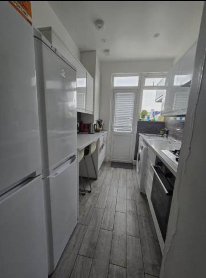 Room Walrond Avenue in Greater London