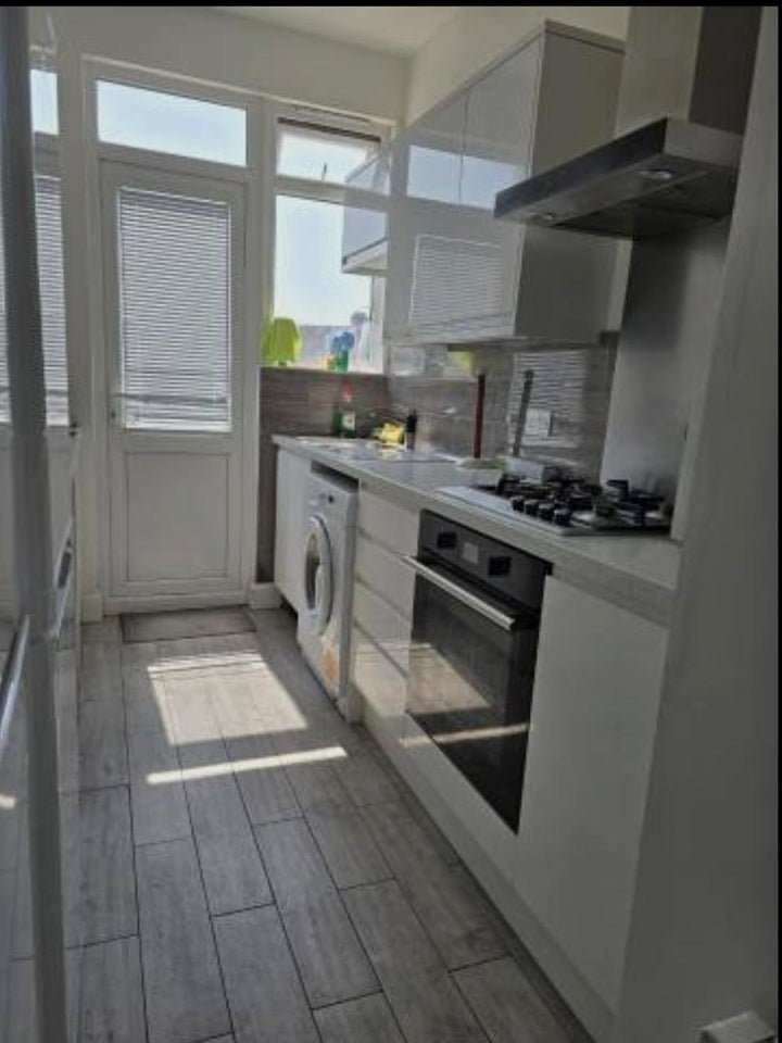 Room Walrond Avenue in Greater London