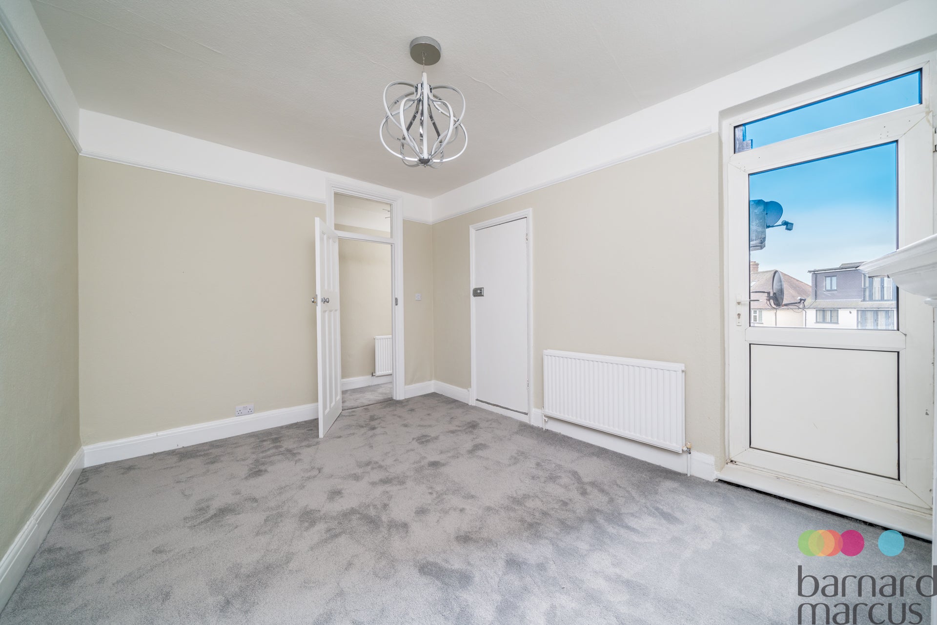 Flat Ballards Lane in Greater London