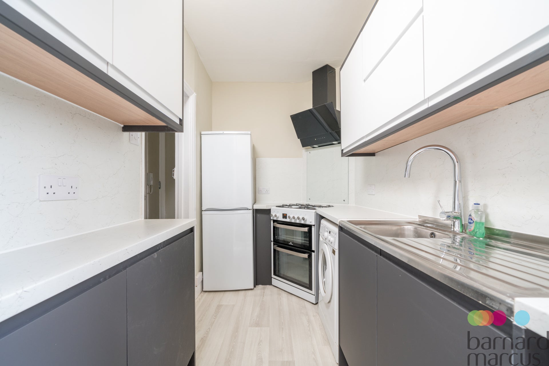 Flat Ballards Lane in Greater London