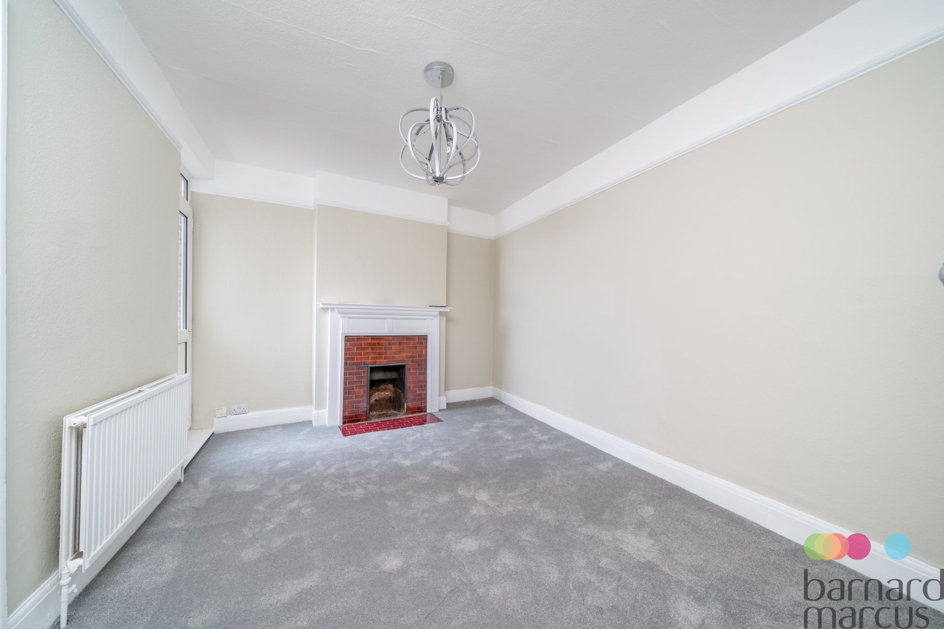 Flat Ballards Lane in Greater London