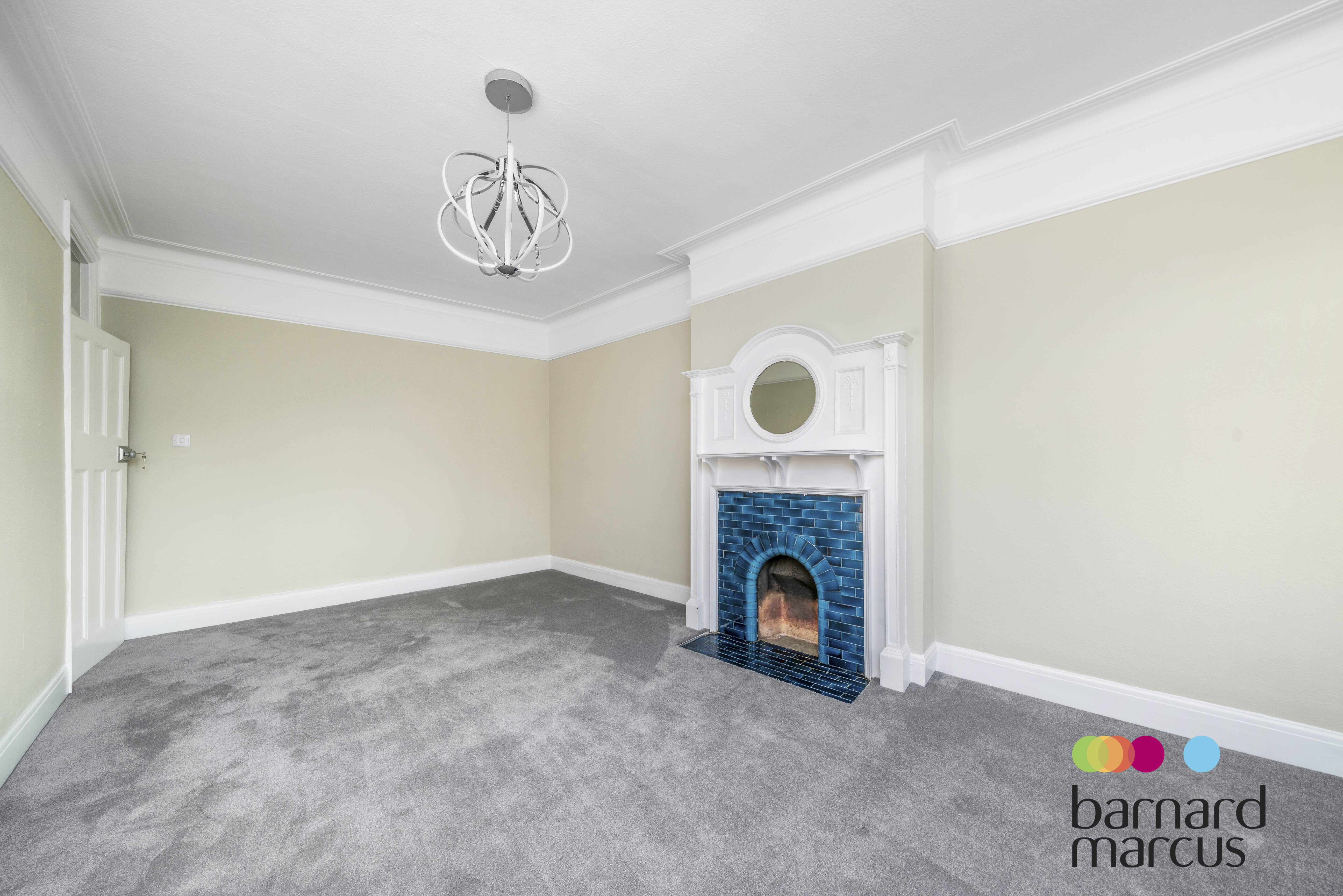 Flat Ballards Lane in Greater London