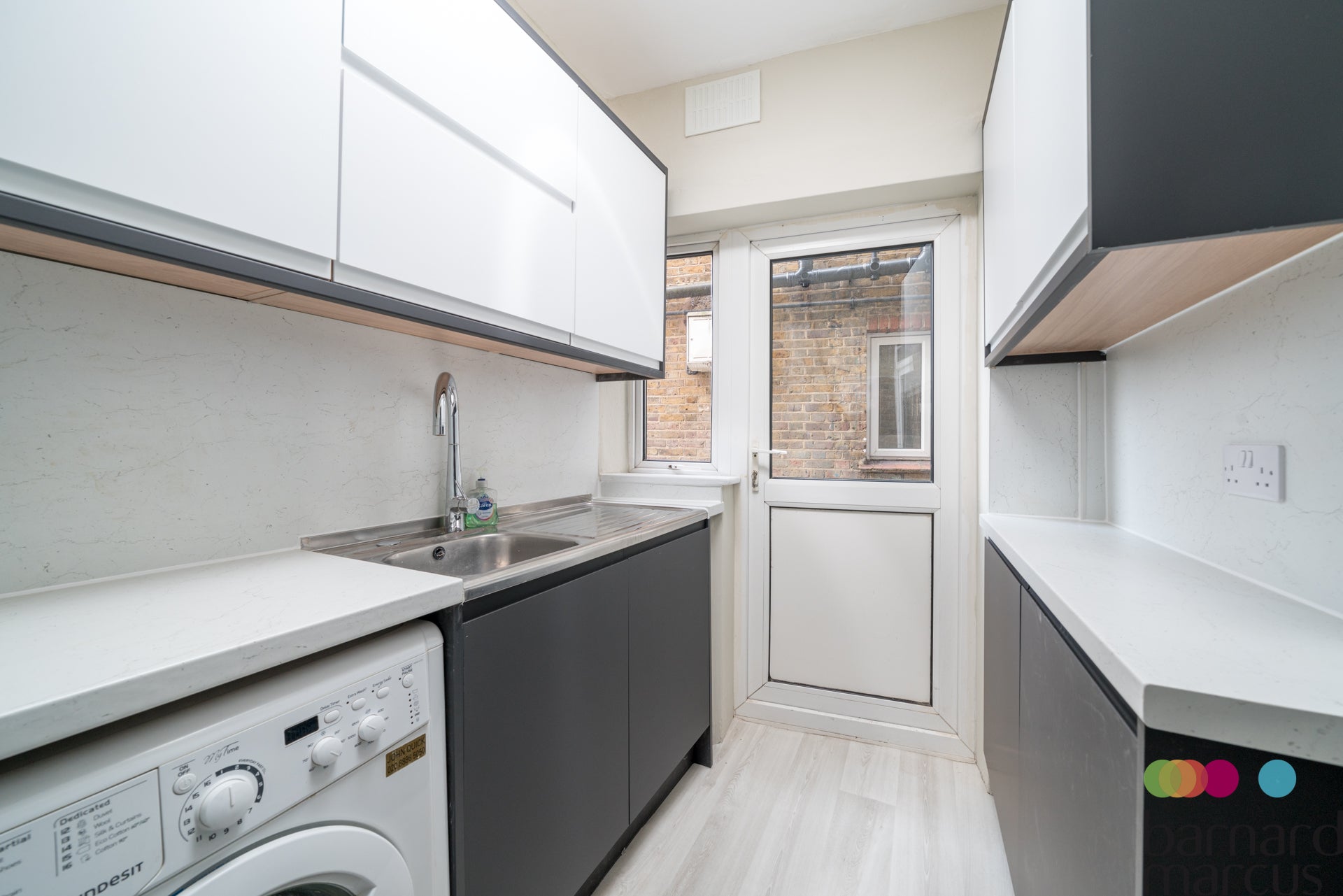 Flat Ballards Lane in Greater London