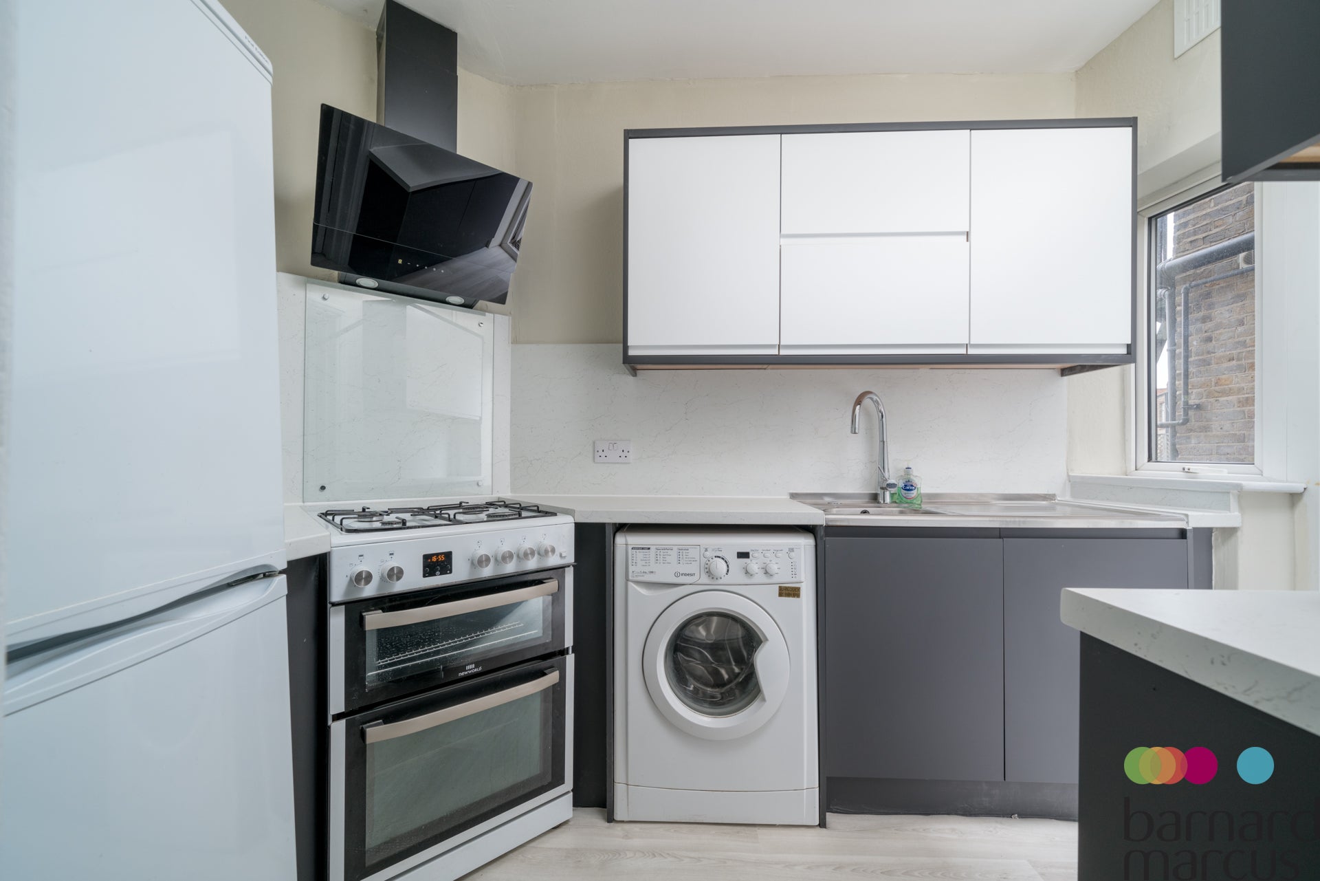 Flat Ballards Lane in Greater London
