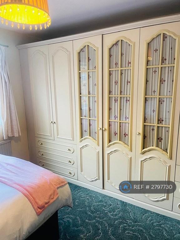 Room St. Clement Close in Greater London