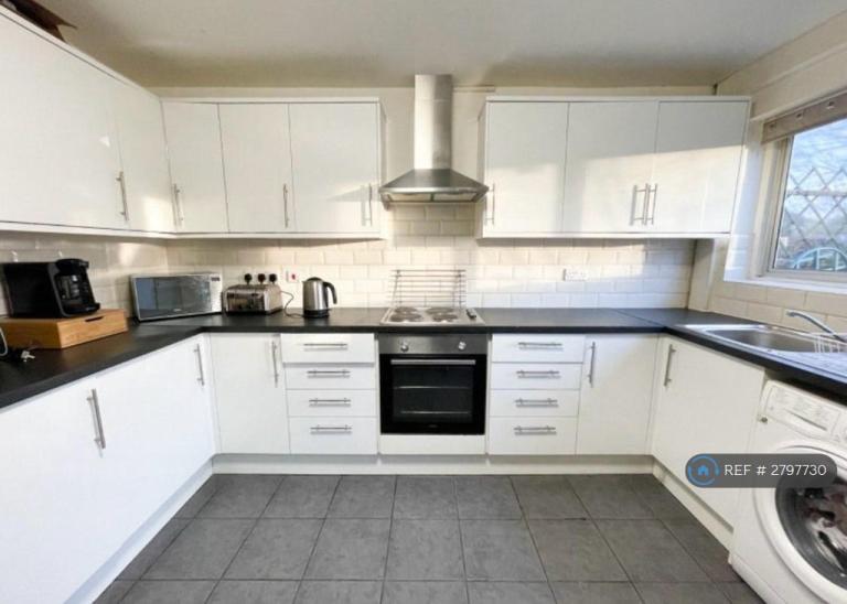 Room St. Clement Close in Greater London