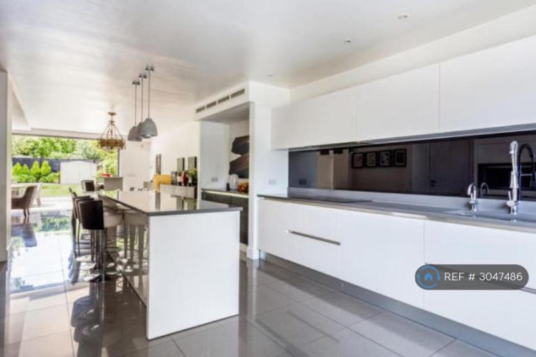 House Derwent Avenue in Greater London