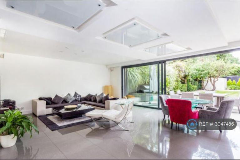 House Derwent Avenue in Greater London