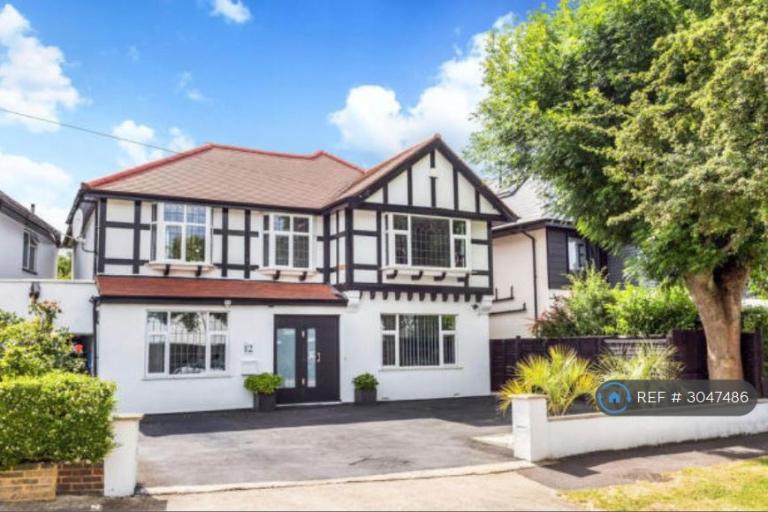 House Derwent Avenue in Greater London