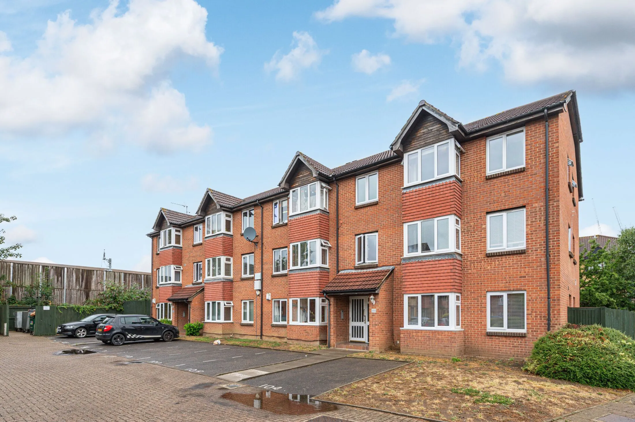 Flat Sterling Gardens in Greater London