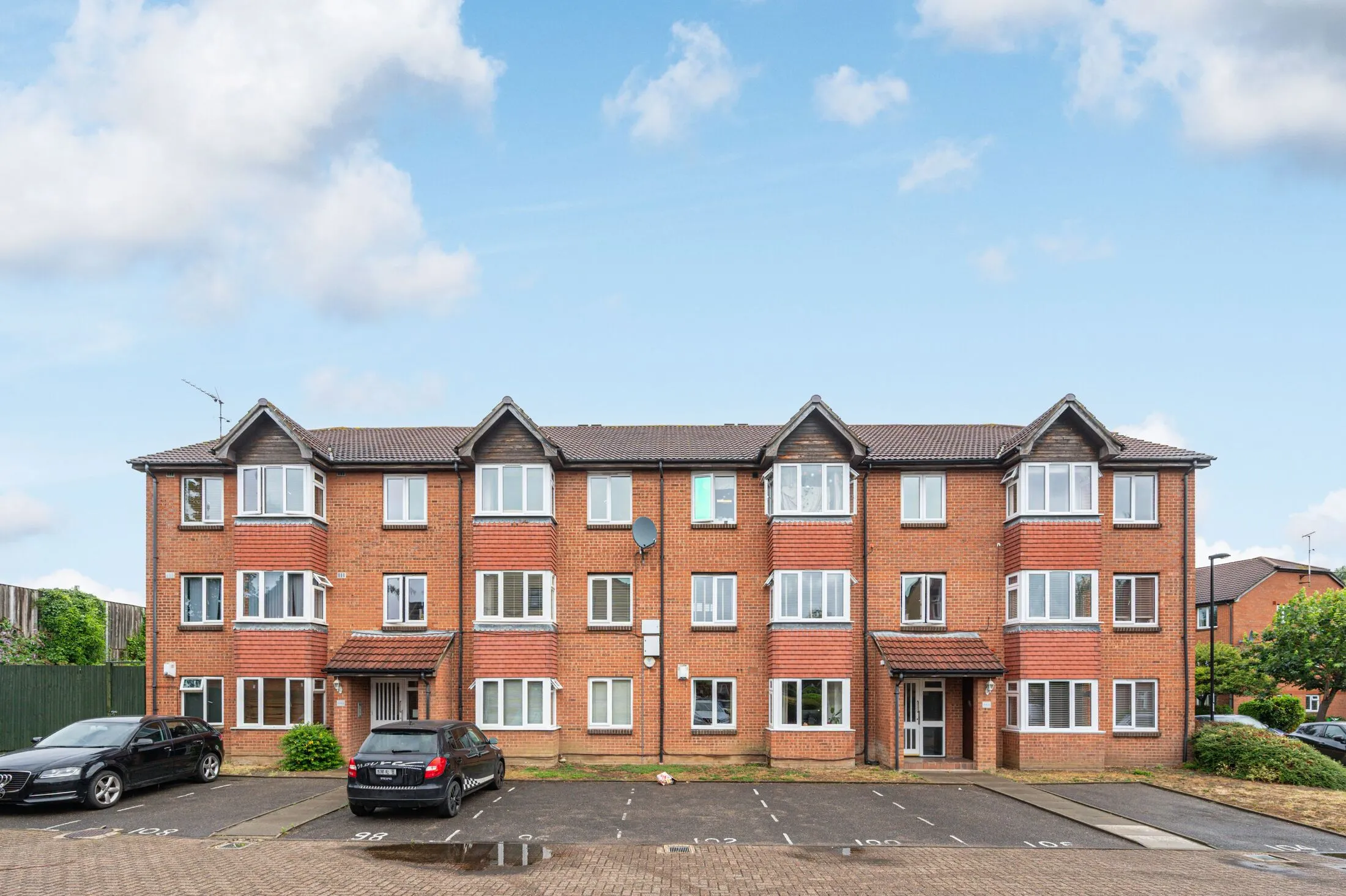 Flat Sterling Gardens in Greater London