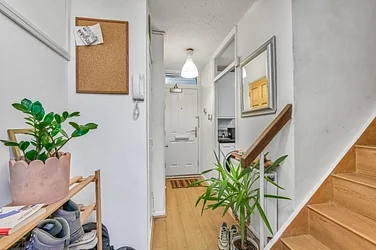 Flat Deverell Street in Greater London