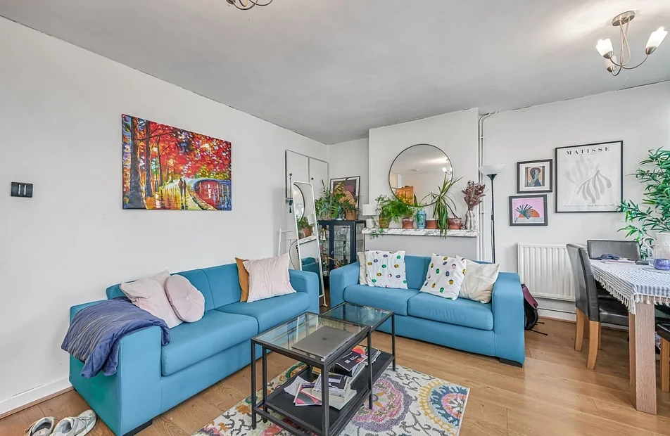 Flat Deverell Street in Greater London