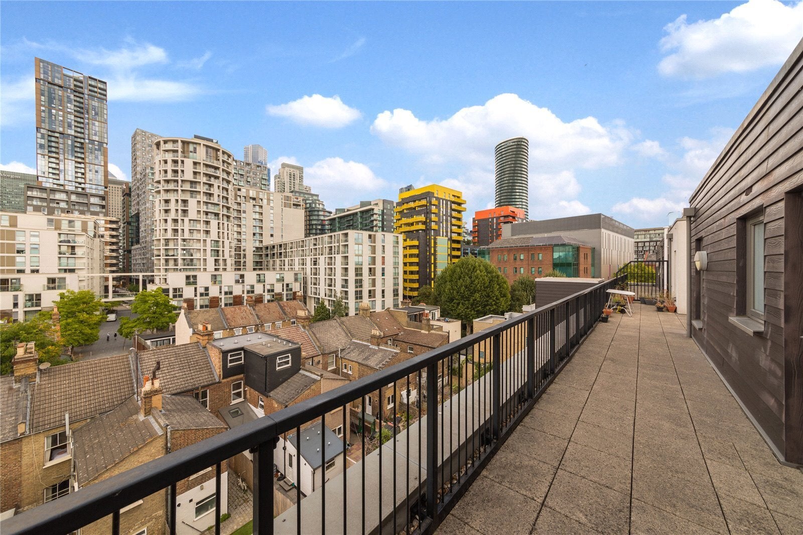 Flat Tiller Road in Greater London