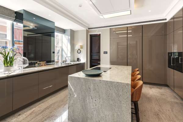 Flat Carlos Place in City of Westminster