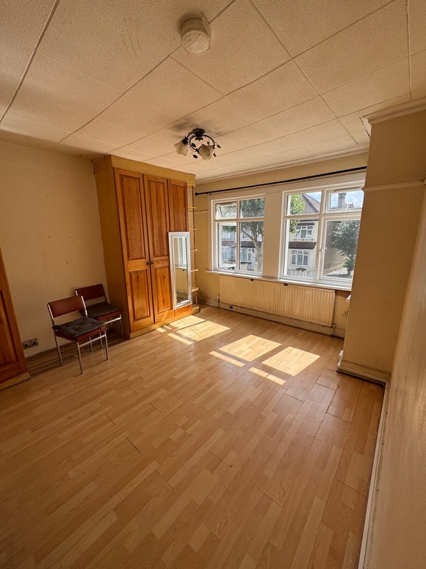 Room Flanders Road in Greater London