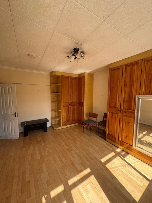 Room Flanders Road in Greater London