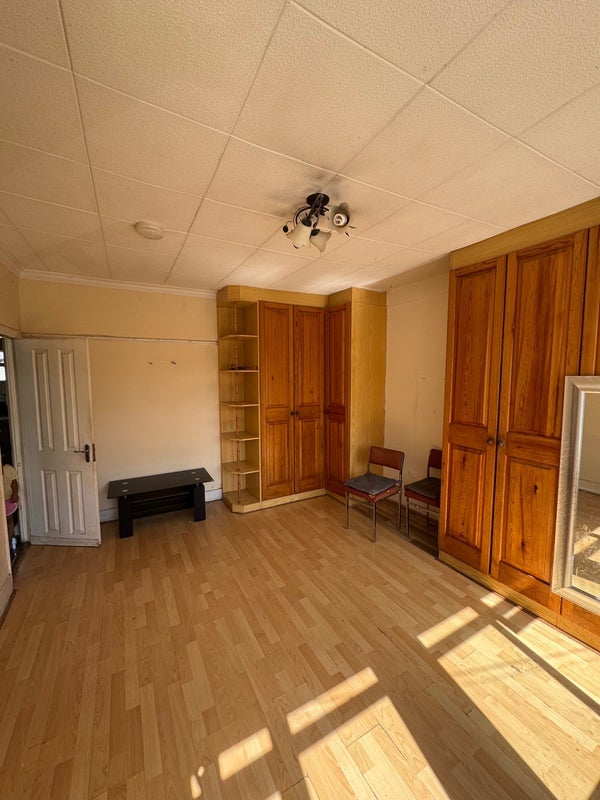 Room Flanders Road in Greater London