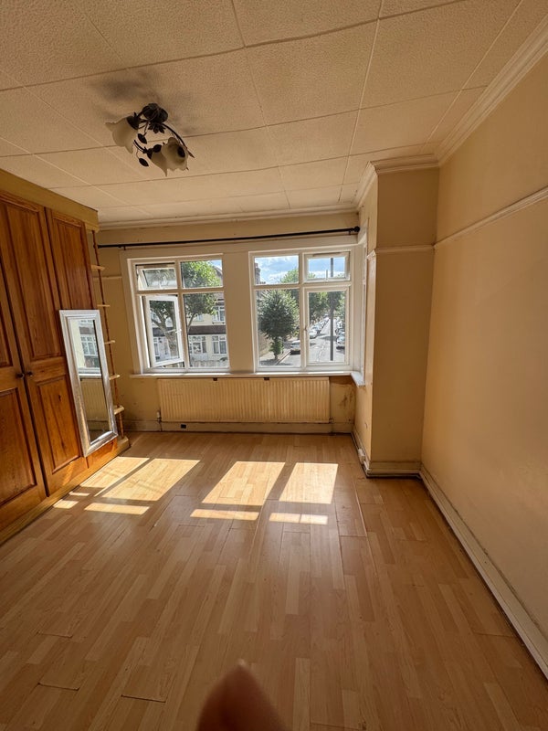 Room Flanders Road in Greater London