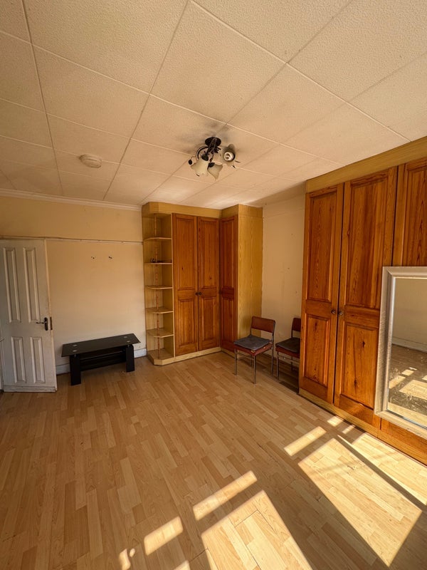 Room Flanders Road in Greater London