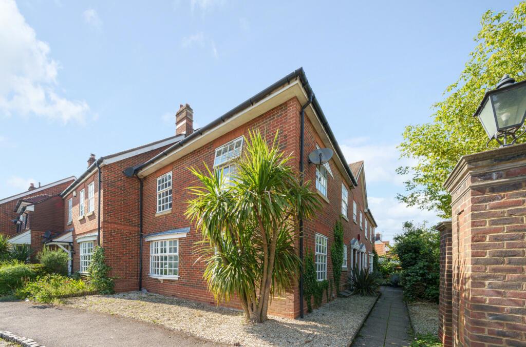 Flat Crossways in Beaconsfield