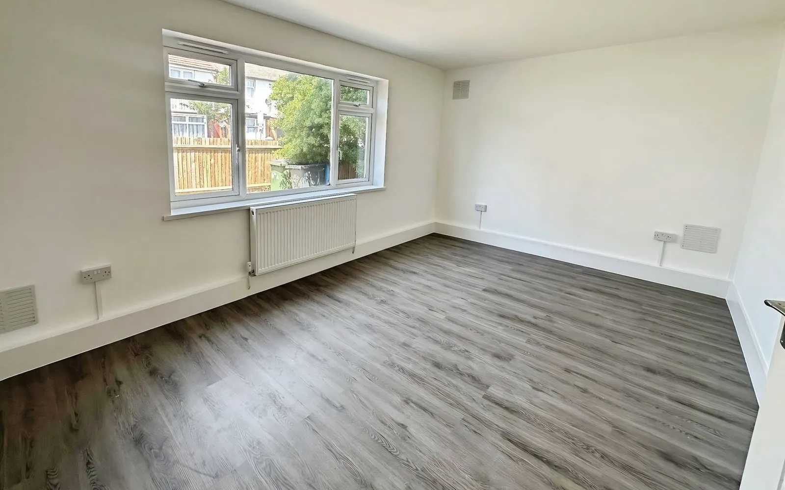 Flat Eton Avenue in Greater London