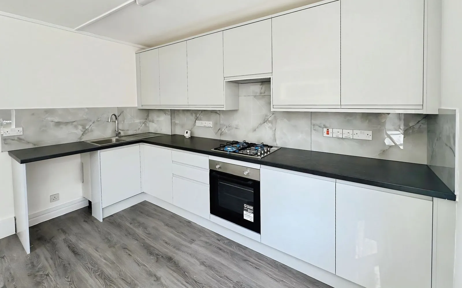 Flat Eton Avenue in Greater London