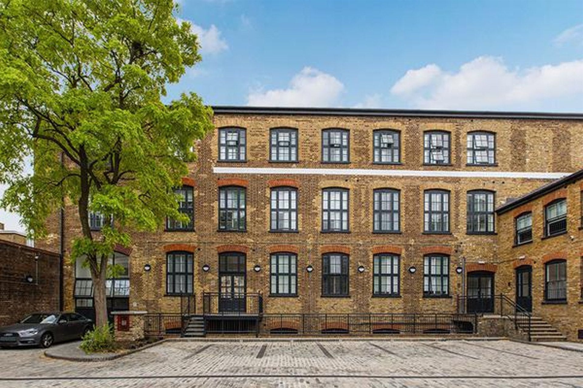 Flat Dod Street in Greater London