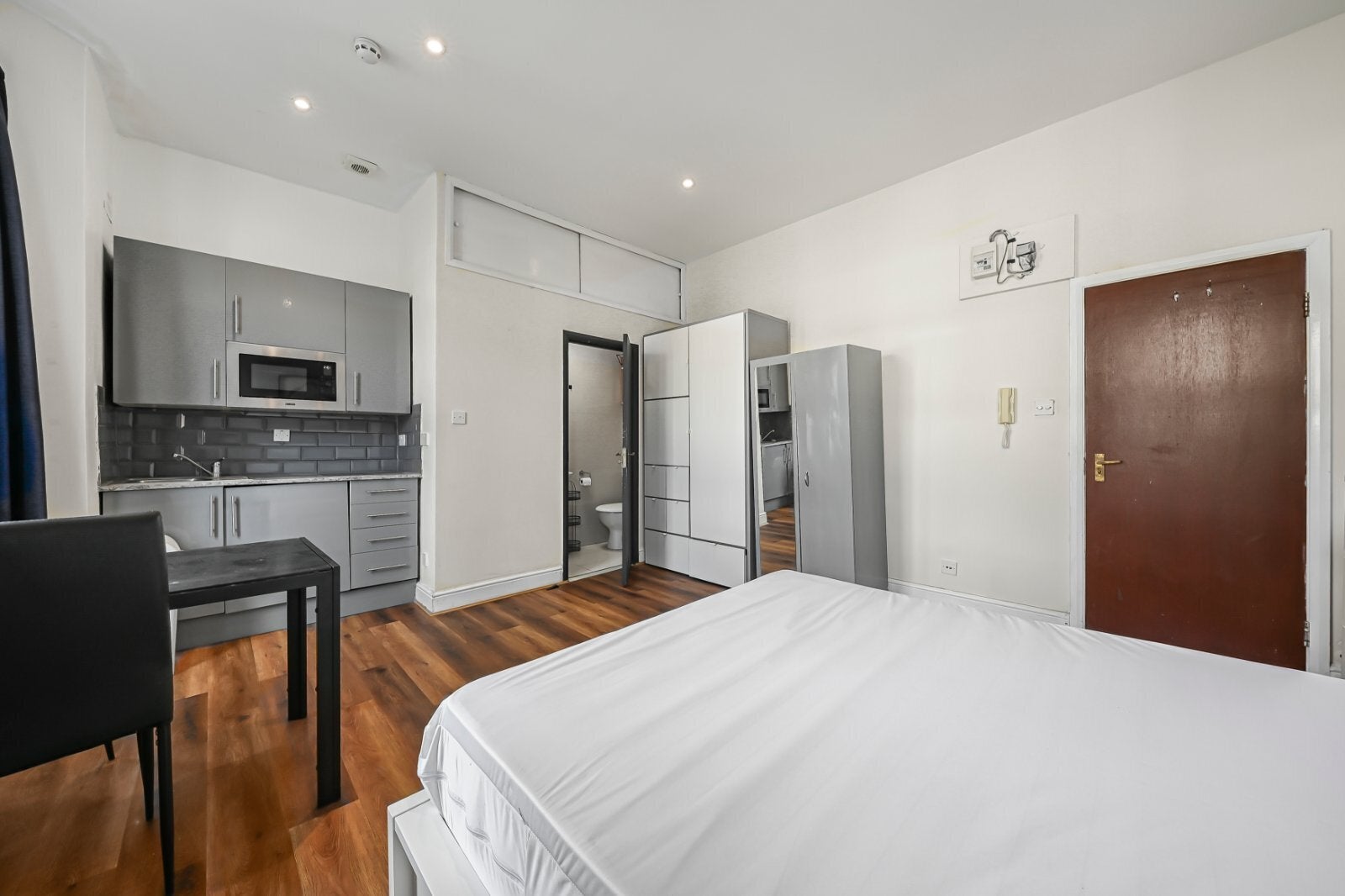 Flat Fairbridge Road in Greater London