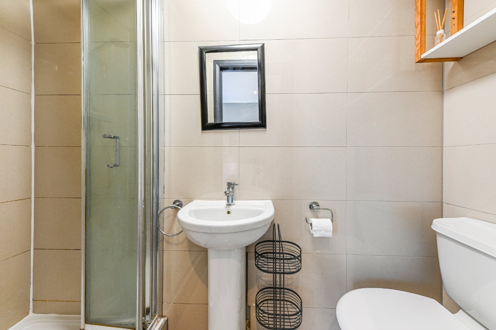 Flat Fairbridge Road in Greater London