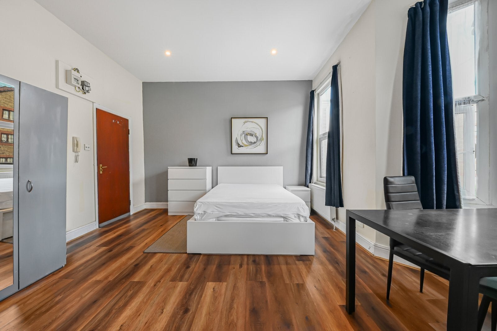 Flat Fairbridge Road in Greater London