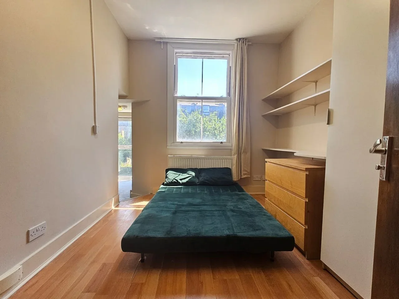 Flat Alexander Road in Greater London