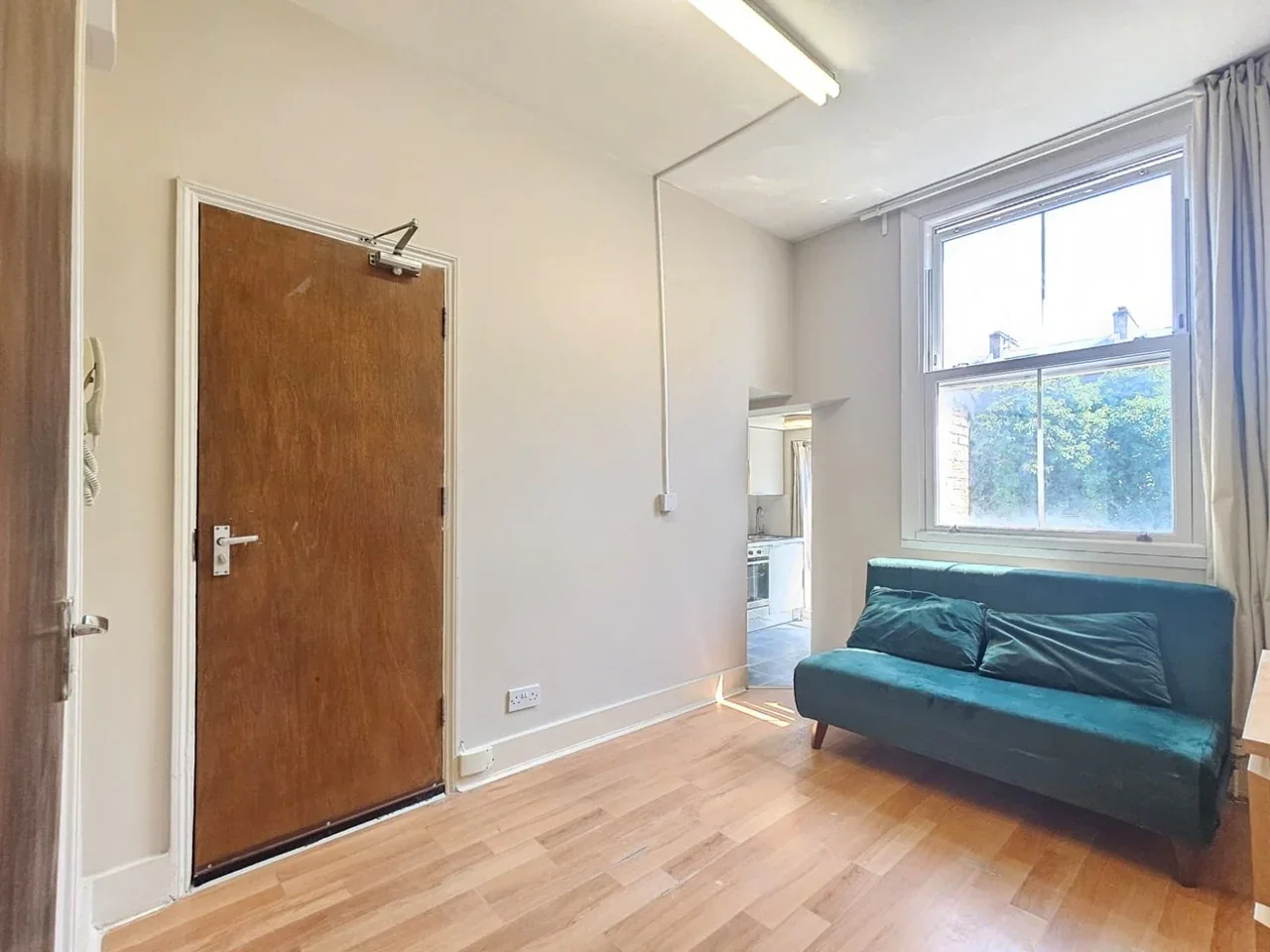 Flat Alexander Road in Greater London
