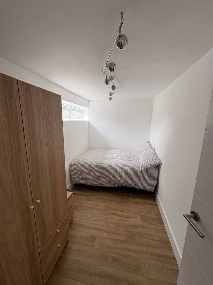Room Newtons Close in Greater London