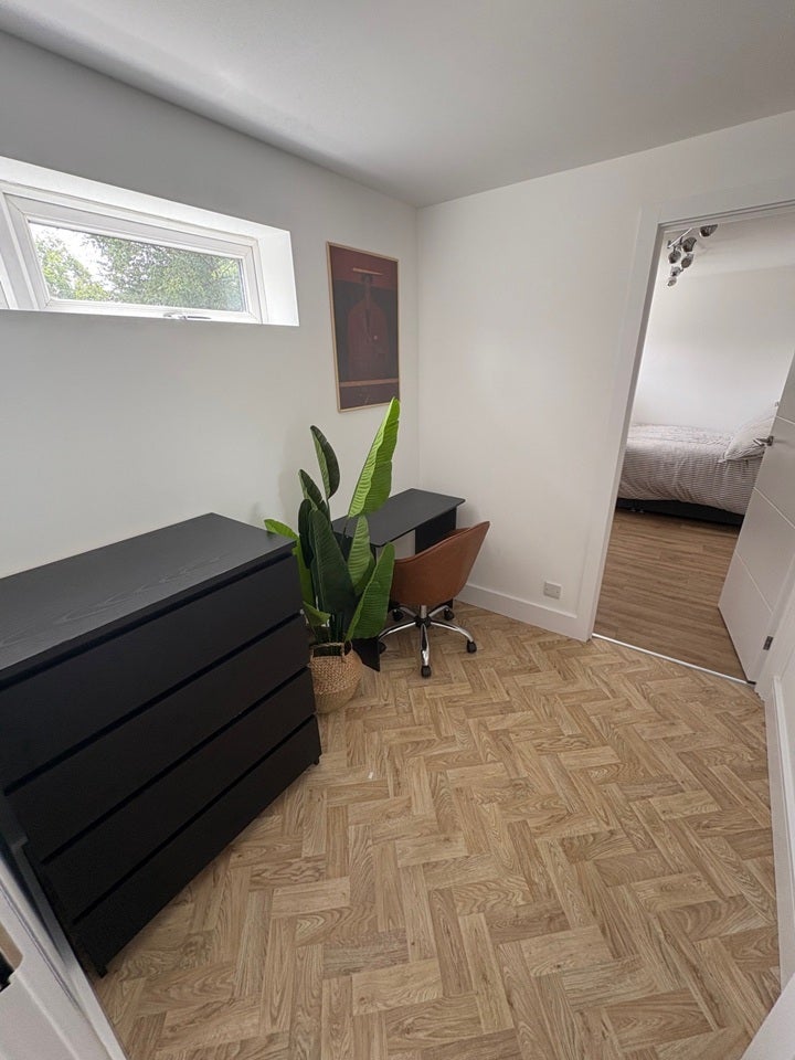 Room Newtons Close in Greater London
