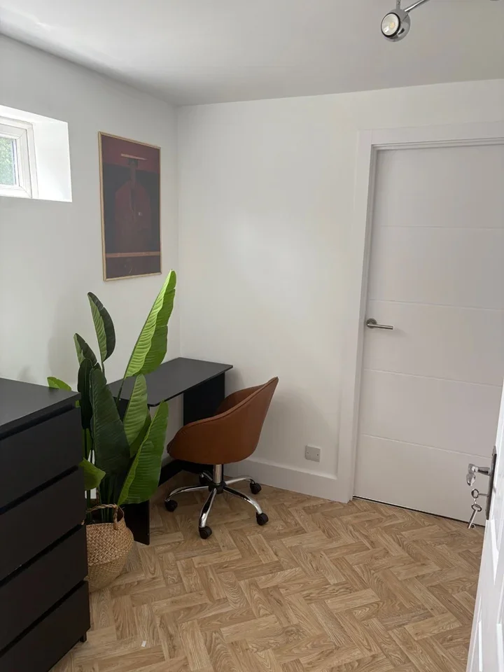 Room Newtons Close in Greater London