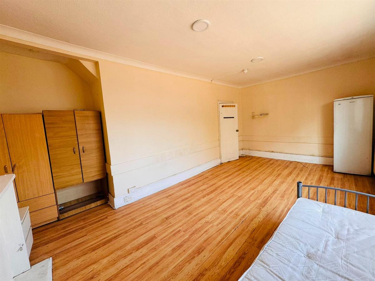 Room Romford Road in Greater London